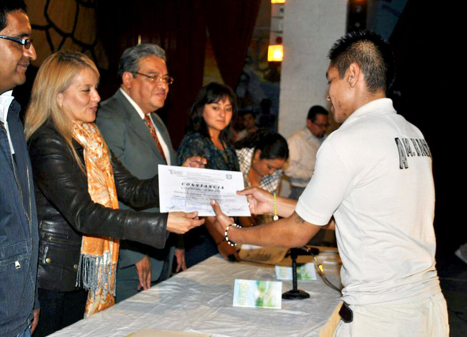 Inmate receiving certificate from Criminon Mexico