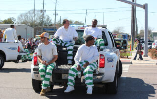 Mississippi's inmates are in a work field trip in a city. Photo by Wendy Moore Photography/Shutterstock.com